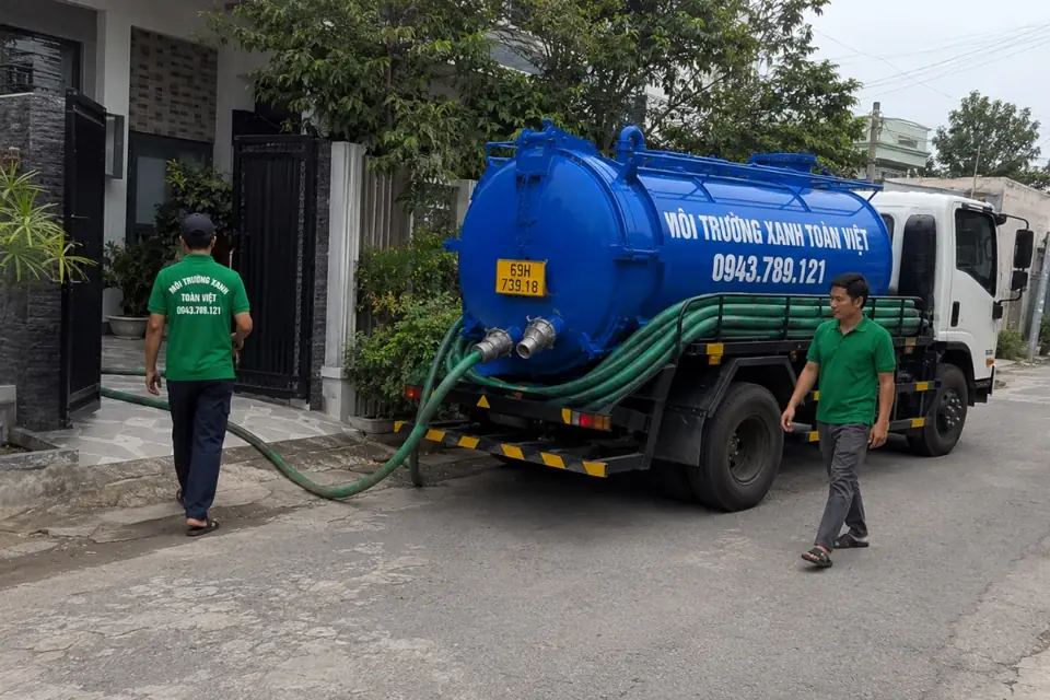 Ống hút được triển khai từ xe vào khu vực nhà