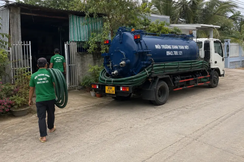 Nhân viên chuẩn bị gần xe trên đường dân cư