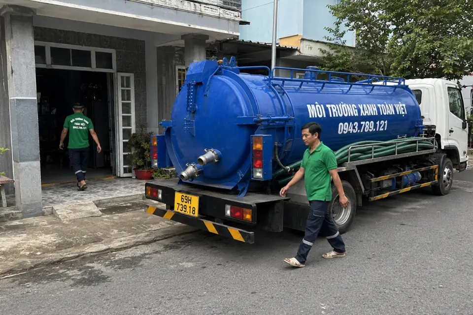 Nhân viên kiểm tra đường ống ở phía sau xe