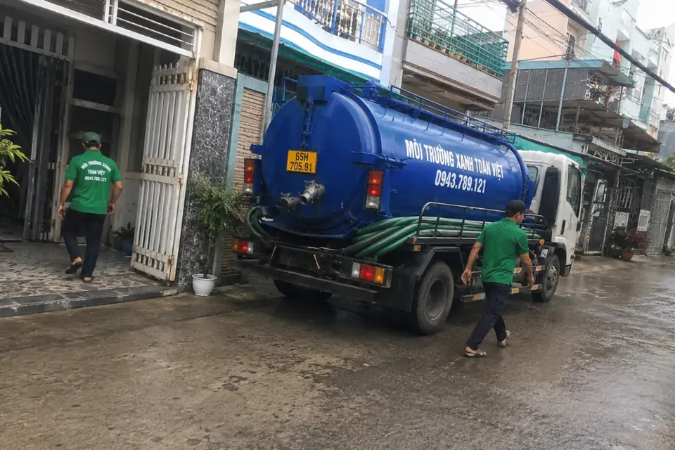 Xe bồn đặt cạnh nhà, ống được đưa vào cửa