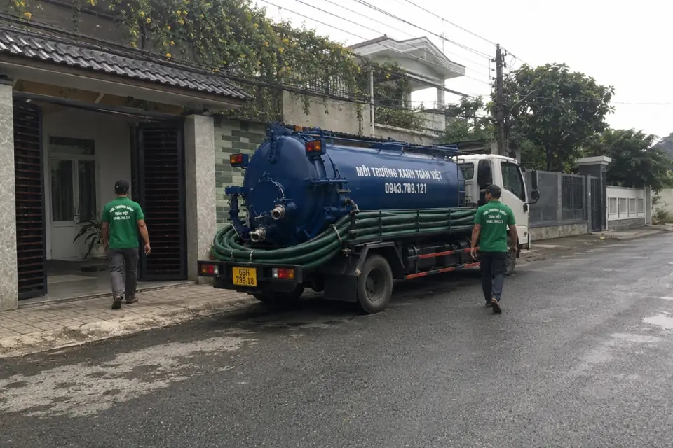 Xe bồn trước mặt bằng nhà ở