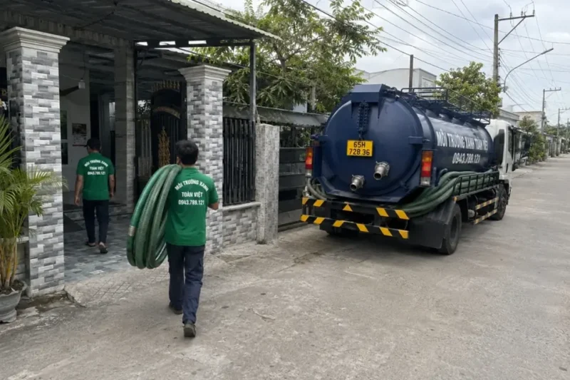 Xe bồn To&agrave;n Việt v&agrave; nh&acirc;n vi&ecirc;n mang ống h&uacute;t