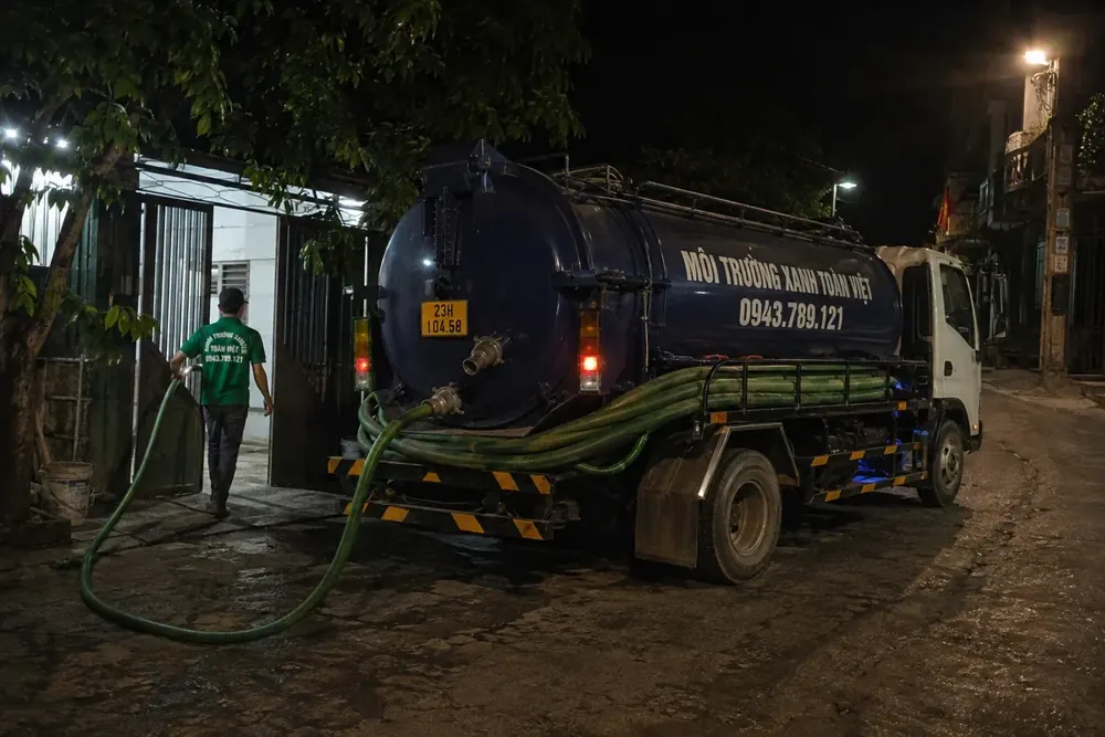 Xe bồn và đường ống được bố trí khi trời tối.