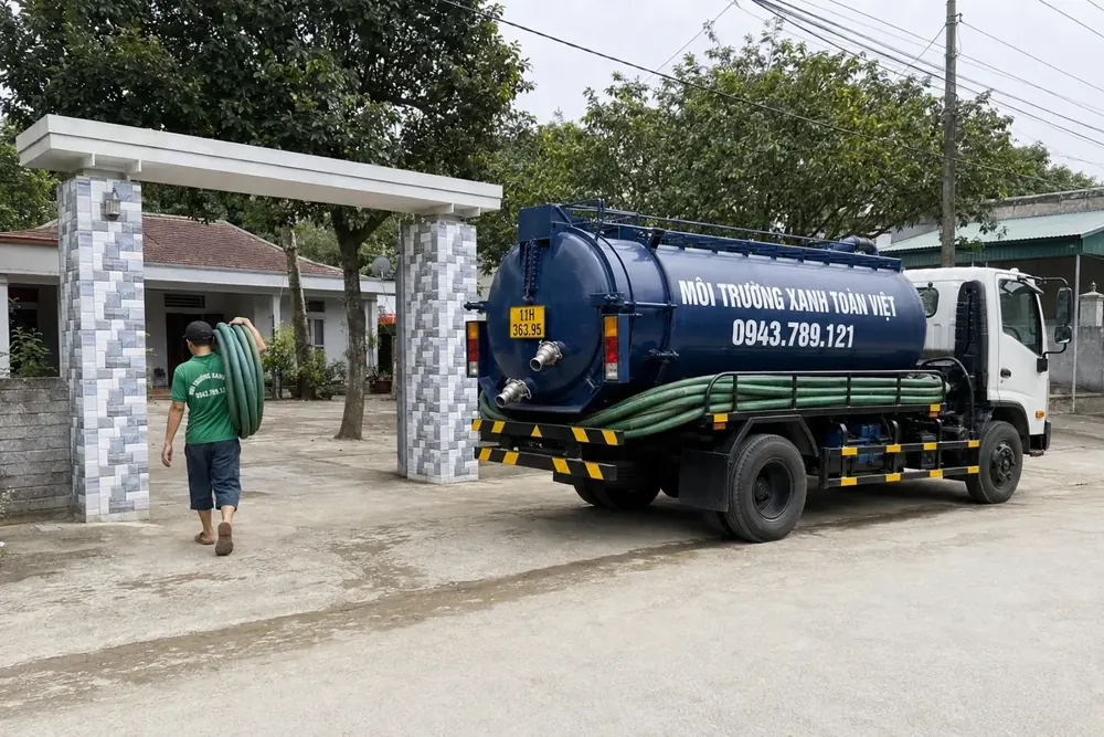 Xe bồn nối ống tại khu vực trước nhà.