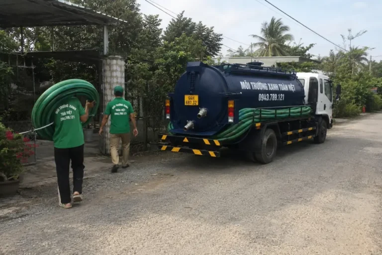 Nhân viên kéo ống từ xe vào sân
