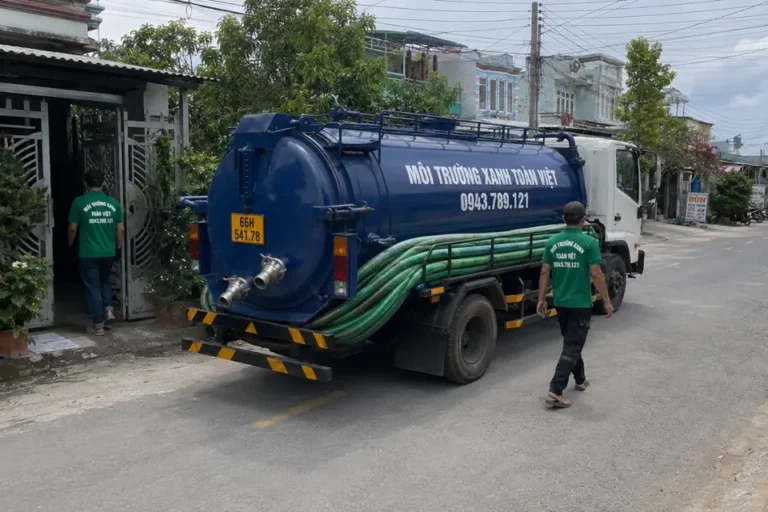 Xe bồn đỗ trên đường dân cư