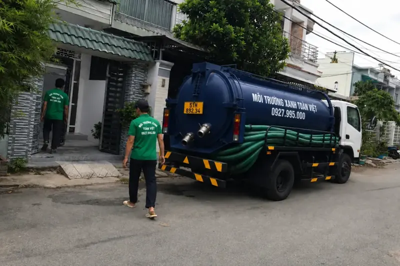 Xe bồn Toàn Việt dừng bên ngoài mặt bằng dân cư