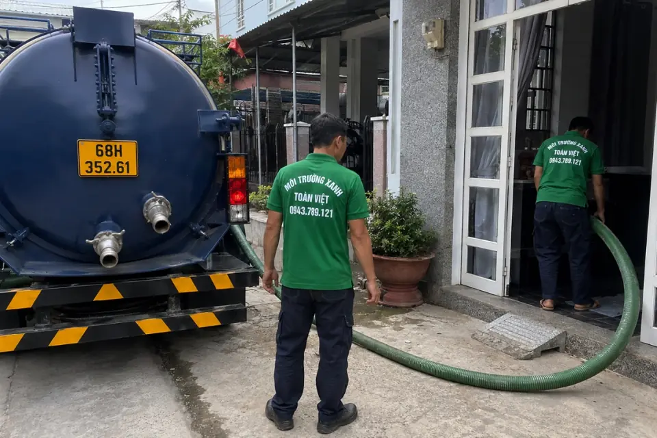 Phía sau xe hút mang thông tin liên hệ