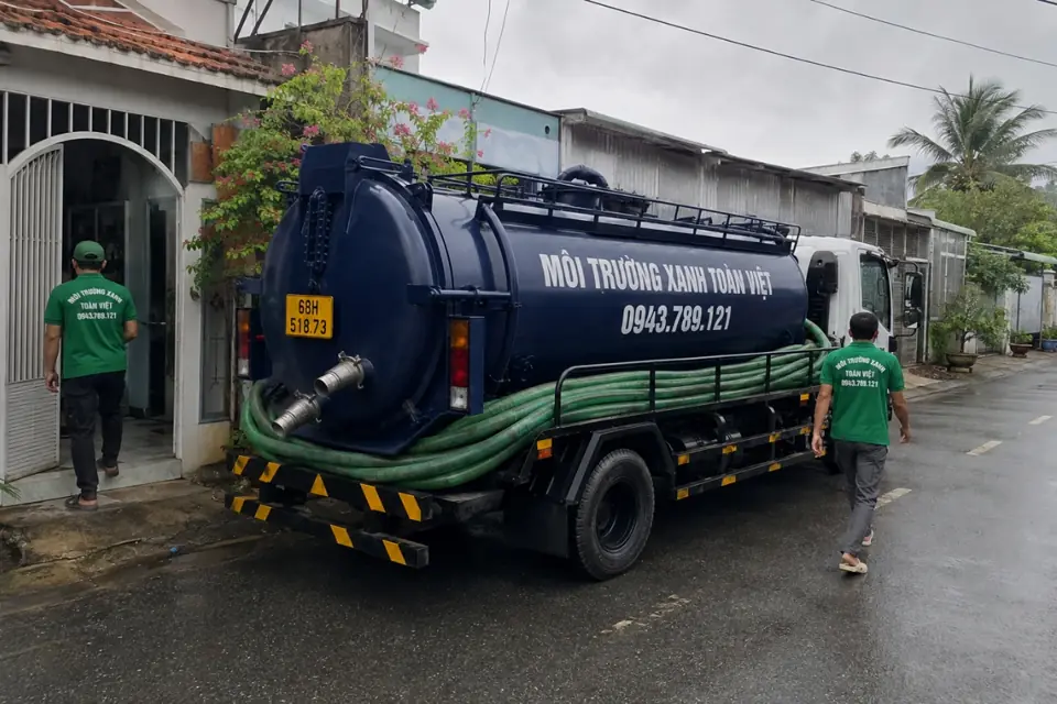 Nhân viên đứng cạnh xe bồn trước hàng rào