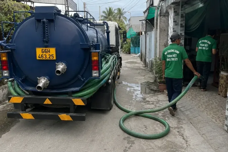 Ống h&uacute;t nối từ xe bồn qua lối đi v&agrave;o nh&agrave;