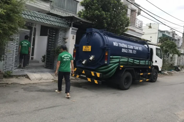 Xe và nhân viên dịch vụ hút hầm cầu Lộc Ninh