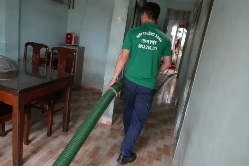 Nhân viên giữ ống hút qua khu sinh hoạt trong nhà