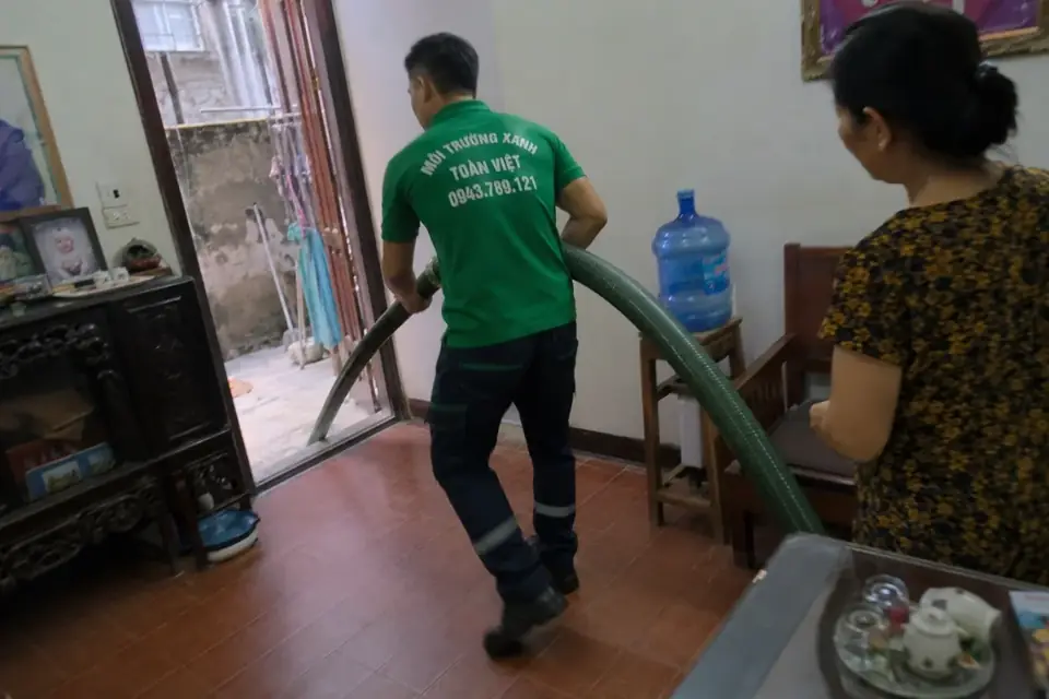 Hút hầm cầu Quận 10: chủ nhà hướng dẫn đường đưa ống vào khu thao tác