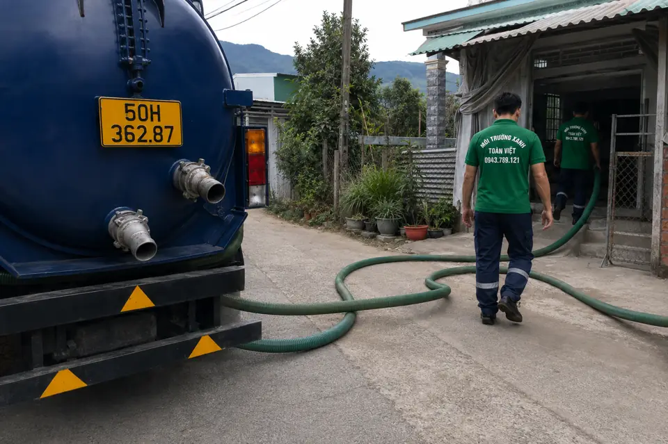 Ống hút nối từ xe bồn qua lối vào nhà