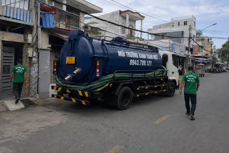 Hút hầm cầu Quận 10: khoảng trống quanh xe khi bố trí phương tiện bên đường