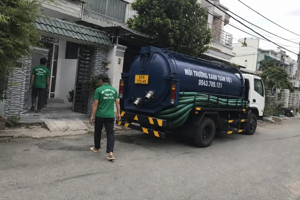 Xe dừng sát nhà, nhân viên kiểm tra lối tiếp cận