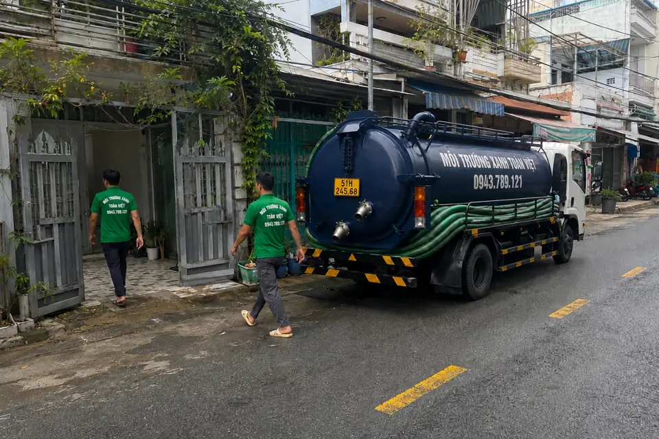 Đội kỹ thuật và xe bồn tại đường dân cư