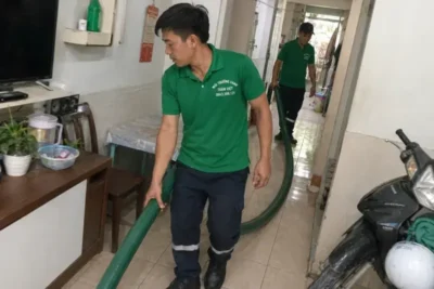 Nhân viên Toàn Việt đặt ống trong nhà