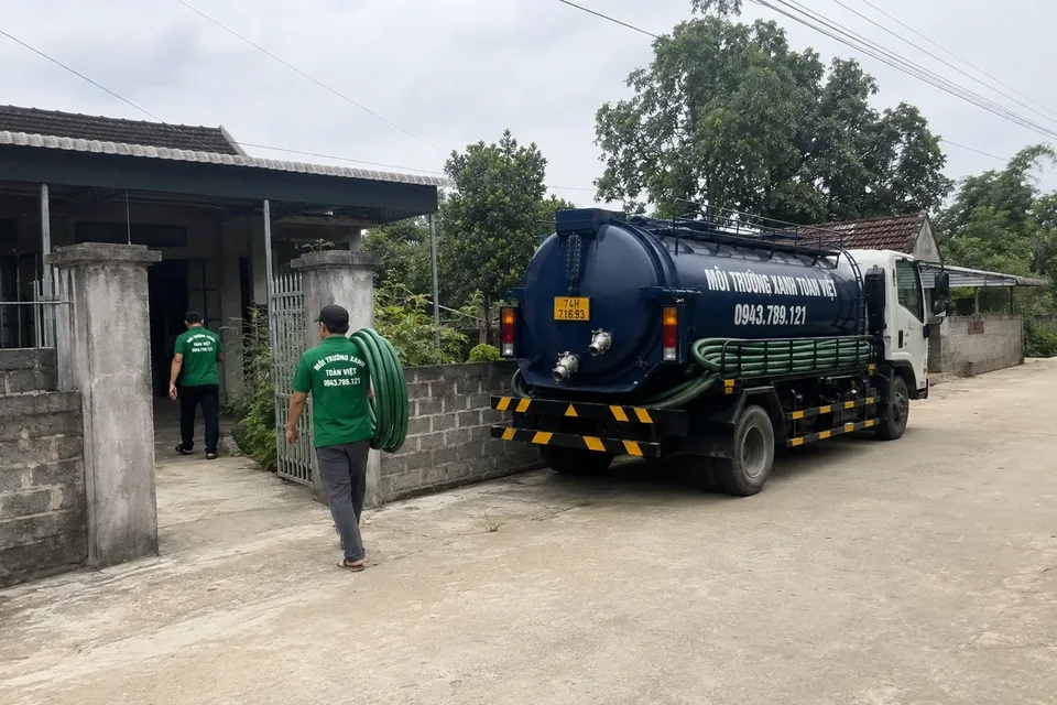 Xe bồn đỗ trước sân, nhân viên di chuyển thiết bị
