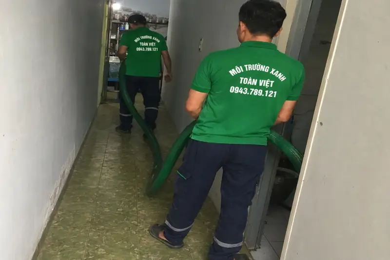 Nhân viên bố trí ống hút trong nhà