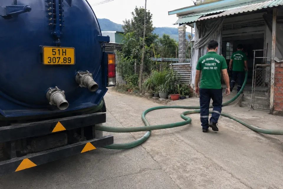 Đầu nối và ống xanh ở phía sau xe bồn