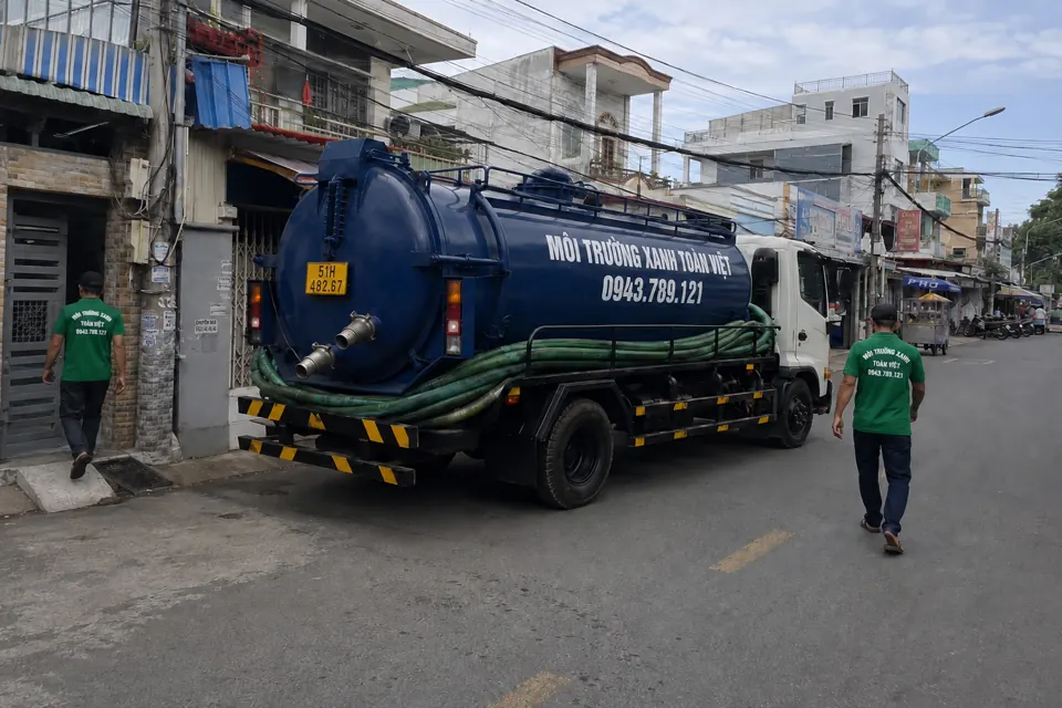 Xe bồn Toàn Việt dừng bên dãy nhà