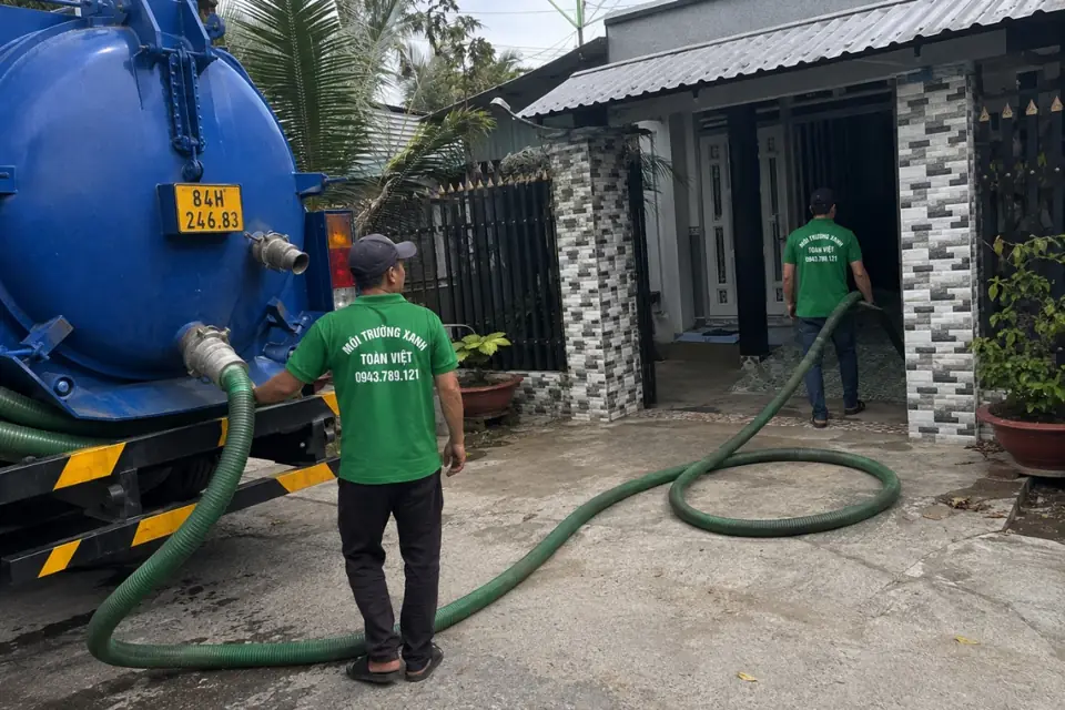 Ống hút đi từ bồn xe vào nhà