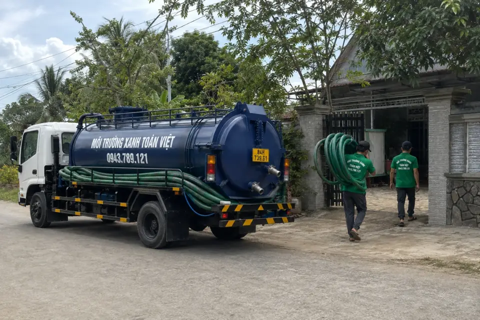 Nhân viên giữ tuyến ống bên nhà