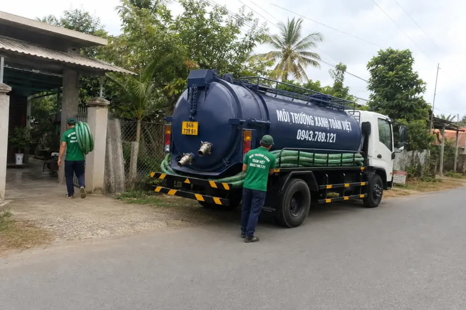 Lối tiếp cận nhà dân và xe chuyên dụng