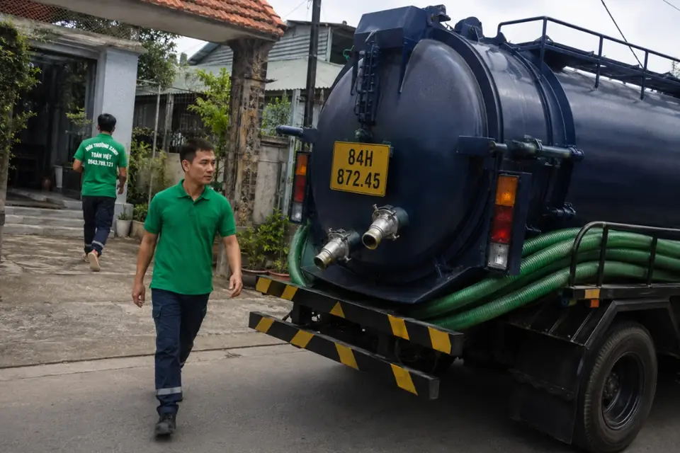 Nhân viên Toàn Việt làm việc bên thiết bị
