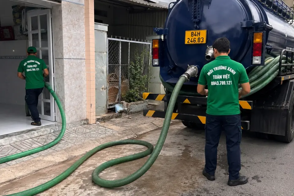 Ống hút đưa qua cửa tới điểm tiếp cận