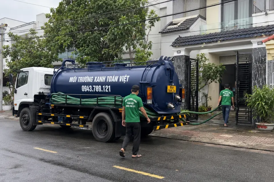 Phương tiện dừng bên ngoài cổng