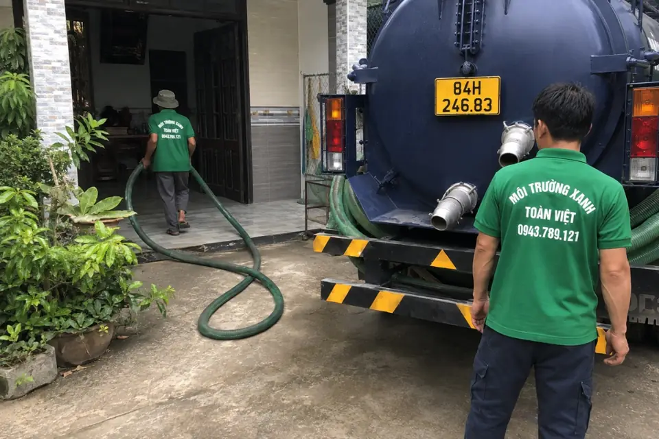 Nhân viên theo dõi tuyến ống vào nhà