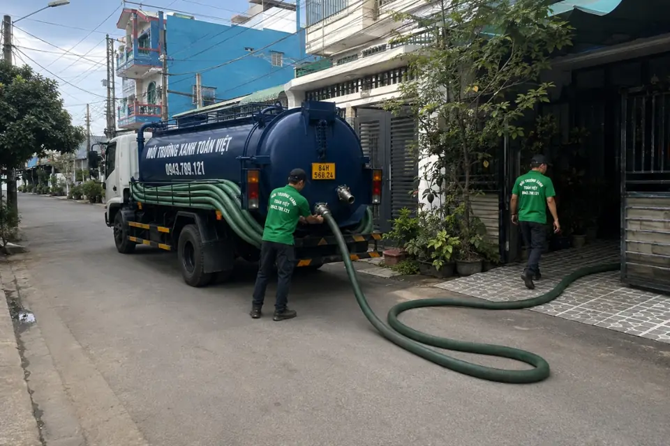 Tuyến ống hút đi trên sân