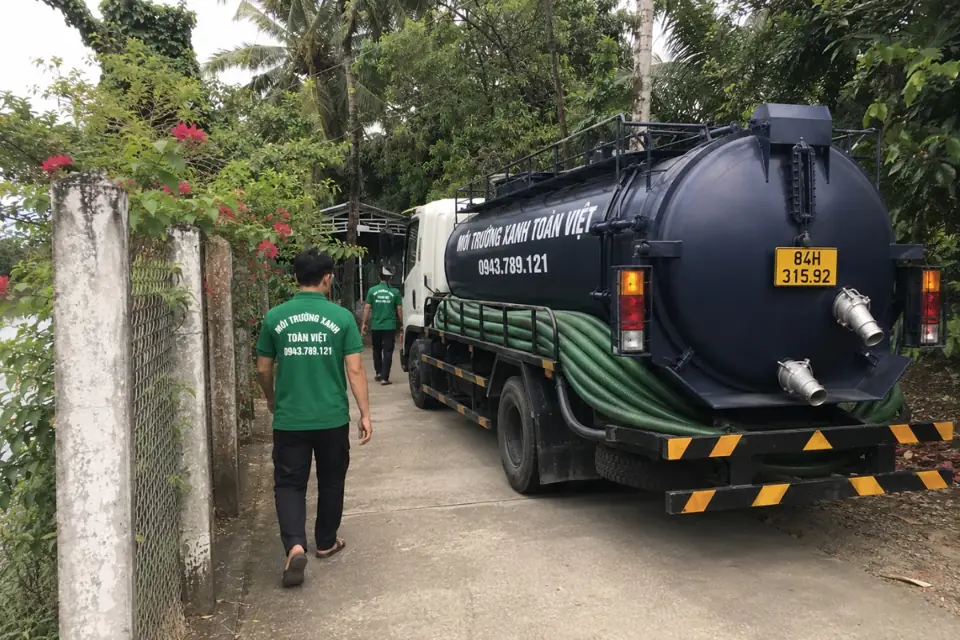 Xe bồn bố trí cạnh nhà vườn