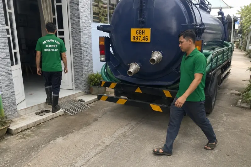 Nhân viên bên hệ thống ống của xe