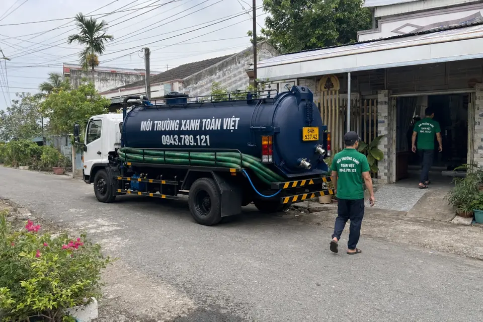 Đội kỹ thuật đứng cạnh xe trên đường nhánh