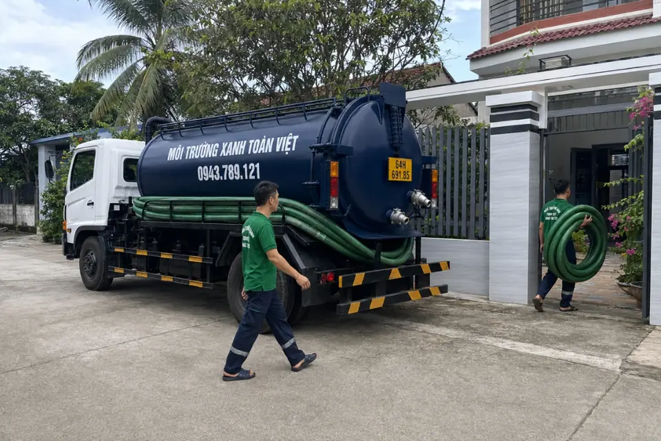 Nhân viên di chuyển cạnh xe bồn