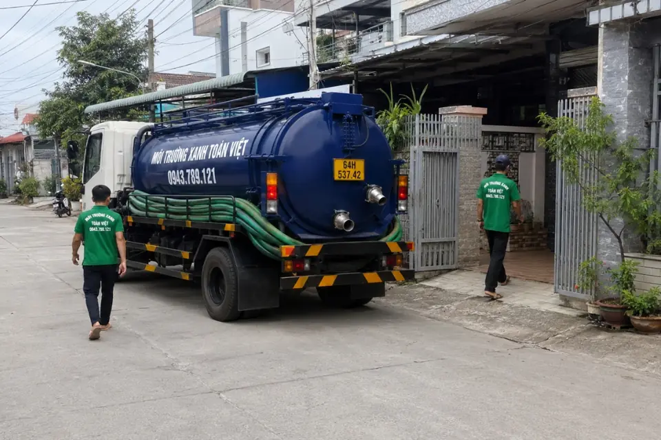 Nhân viên đứng cạnh xe bồn tại lối vào