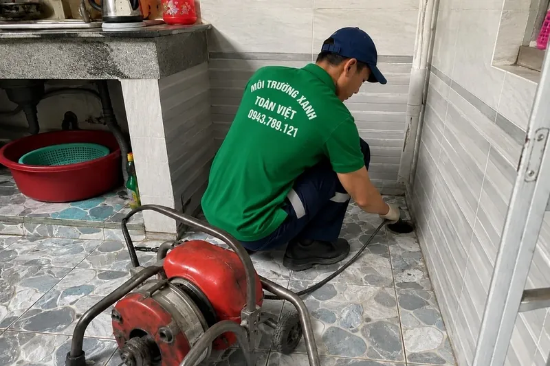 Nhân viên cùng máy lò xo trong phòng vệ sinh