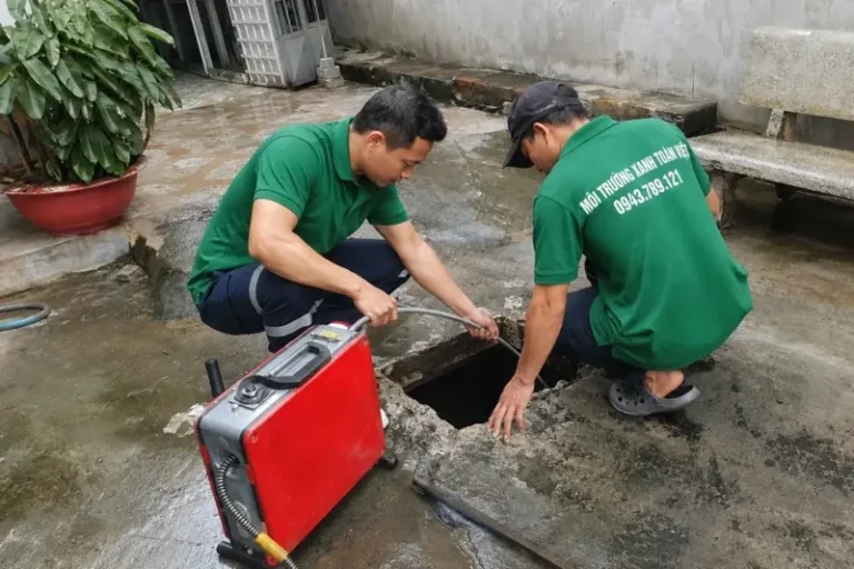 Thông cống nghẹt Bà Rịa: Hai nhân viên đưa dây thông qua ga sân
