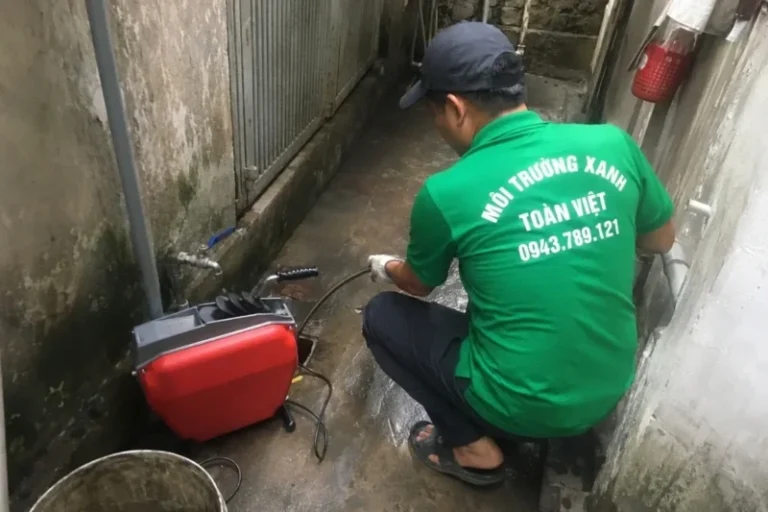 Nhân viên Toàn Việt vận hành máy lò xo tại đường cống ngoài nhà