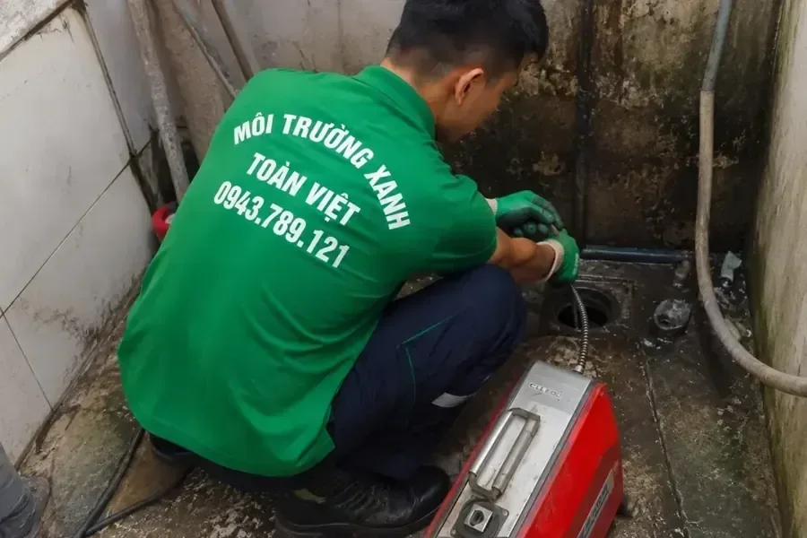 Nhân viên vận hành máy lò xo cạnh điểm thoát trên sàn