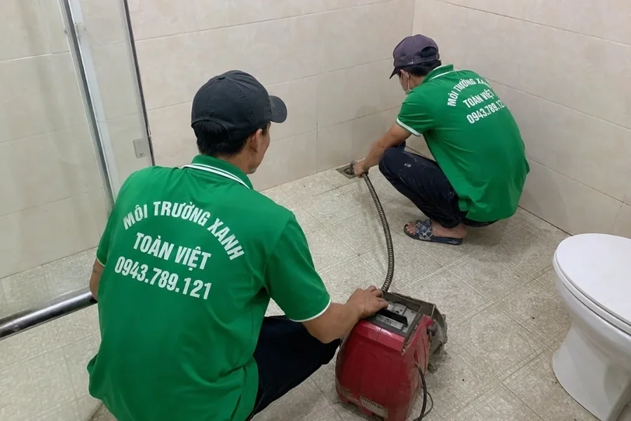 Thông cống nghẹt Xuân Lộc giá rẻ uy tín | Toàn Việt 16 Hai thợ sử dụng máy thông đường thoát nhà vệ sinh
