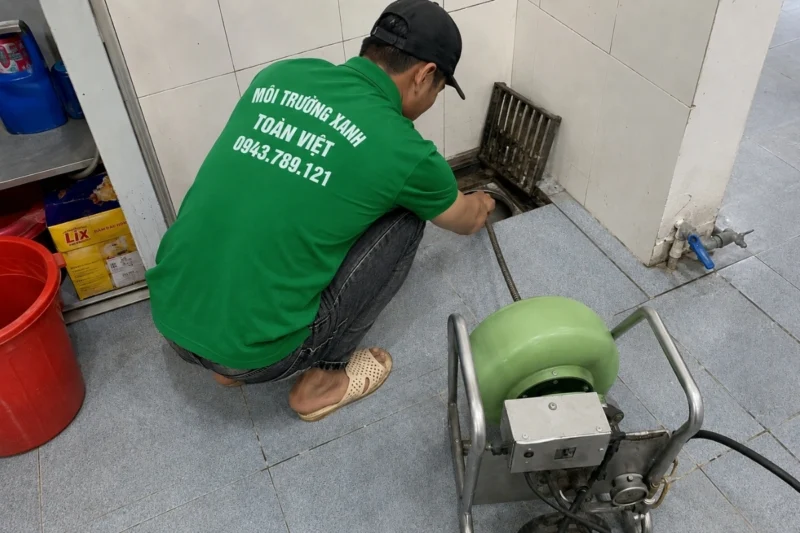 Nhân viên Toàn Việt dùng máy tại cửa thăm sát chân tường