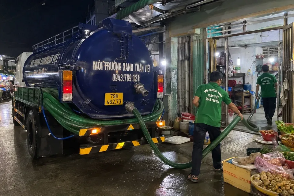 Ống hút nối từ xe bồn vào lối cửa